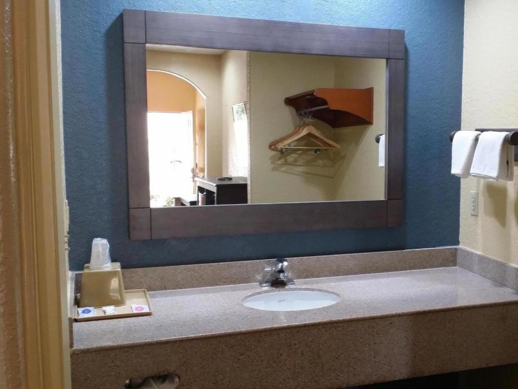 Americas Best Value Inn & Suites Northeast Houston Exterior foto